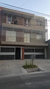 un edificio de apartamentos con balcón en la parte superior en DEPARTAMENTO AMOBLADO PARQUE SAN VICENTE en Godoy Cruz