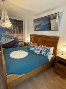 1 dormitorio con 1 cama grande con sábanas y almohadas azules en *NEU* Extravagantes Eifelhaus am Nürburgring, en Mannebach