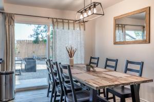 comedor con mesa de madera y sillas en @ Marbella Lane - Bright and Airy Home in W Covina, en West Covina