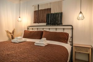 1 dormitorio con 1 cama con 2 toallas en @ Marbella Lane - Bright and Airy Home in W Covina, en West Covina