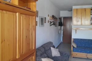 sala de estar con sofá y puerta de madera en Casa Lory, en Prato Nevoso