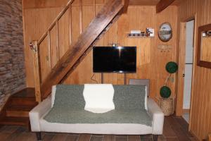 a living room with a couch and a flat screen tv at Casa Loft Küme Felen in Pucón