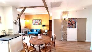 ニースにあるZePerfectPlace - Vieux Nice Garibaldi 3 chambresのキッチン、ダイニングルーム(テーブル、椅子付)
