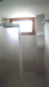 A bathroom at Beautiful 2 bedroom apartment near Puerto Rico beach Még 7 kép