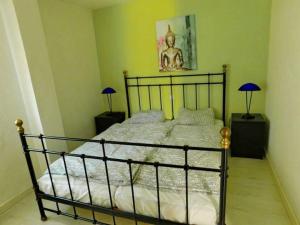 A bed or beds in a room at Beautiful 2 bedroom apartment near Puerto Rico beach