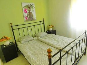 A bed or beds in a room at Beautiful 2 bedroom apartment near Puerto Rico beach