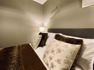 Letto o letti in una camera di The Etherley - Zillo