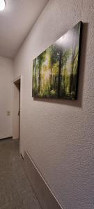 um quadro pendurado numa parede num quarto em Waterfalls Apartment 2 em Triberg