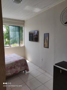 - une chambre avec un lit et deux photos sur le mur dans l'établissement Loft's Rio, à Aracaju
