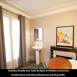 巴黎的住宿－Port Royal Hotel，浴室配有盥洗盆、镜子和盥洗盆