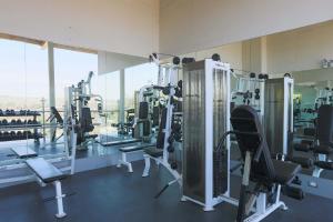 - une salle de sport avec des tapis de course et des machines dans un bâtiment dans l'établissement Casa Andina Standard Talara, à Talara