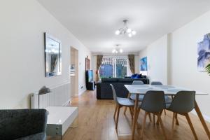 a living room with a table and chairs at Cadwell Serviced 4 Bedroom House with Parking Maidenhead by 360Stays in Maidenhead