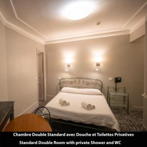- une chambre avec un lit et 2 serviettes dans l'établissement Port Royal Hotel, à Paris
