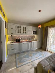 Kuchyň nebo kuchyňský kout v ubytování 2 bedroom villa In 5 stars Resort