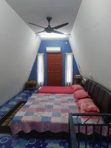 a bedroom with a bed and a ceiling fan at Panorama Homestay in Jeram