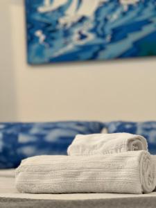 una pila de toallas sentadas encima de una cama en Copacabana Beach! Aconchegante apartamento na quadra da praia., en Río de Janeiro