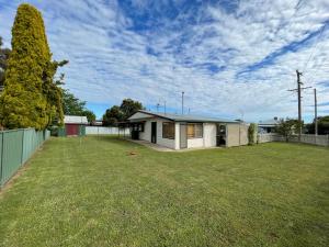 a house in a yard with a large yard at Comfortable 2-Bedroom home in Mudgee - Rest Easy Mudgee in Mudgee