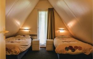 ein Schlafzimmer mit zwei Betten und einem Fenster in der Unterkunft 3 Bedroom Beautiful Home In Gramsbergen in Gramsbergen