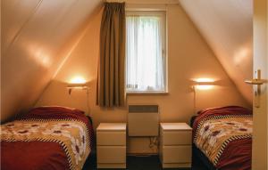 Zimmer im Dachgeschoss mit 2 Betten und einem Fenster in der Unterkunft 3 Bedroom Beautiful Home In Gramsbergen in Gramsbergen