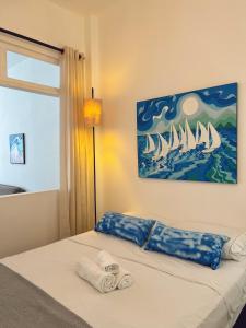 1 dormitorio con 1 cama con toallas en Copacabana Beach! Aconchegante apartamento na quadra da praia., en Río de Janeiro