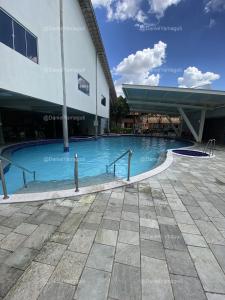 uma grande piscina em frente a um edifício em Casa para até 10 pessoas DiRoma Fiori Caldas Novas - YMT - 417 em Caldas Novas