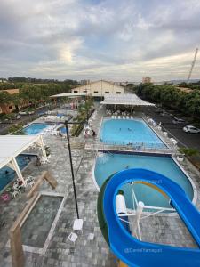 uma vista panorâmica de duas piscinas num resort em Casa para até 10 pessoas DiRoma Fiori Caldas Novas - YMT - 417 em Caldas Novas
