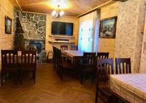 Televízia a/alebo spoločenská miestnosť v ubytovaní Goretsʹ family home