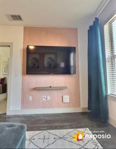1BR with King Bed, 6 miles from DFW airport電視和／或娛樂中心
