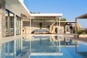 een huis met een zwembad voor een huis bij Villa Ammos in Ferma