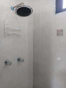 W łazience znajduje się prysznic z głowicą prysznicową. w obiekcie Doña Nancy w Panamie