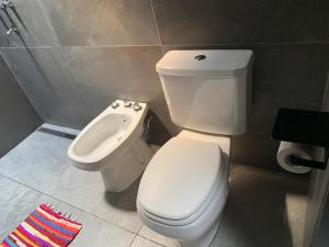 La salle de bains est pourvue de toilettes blanches et d'un bidet. dans l'établissement Doctahaus1, à Córdoba