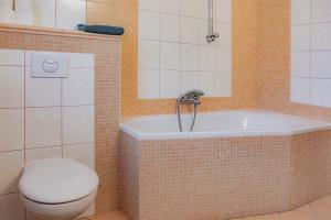 Koupelna v ubytování Excellent apartments in Spa City Center 5 min walk from the Colonnade