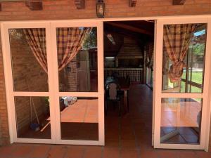 una puerta corredera de cristal abierta de una casa en Casa Departamento Funes Bella Vista Wifi Cochera Pileta en Funes
