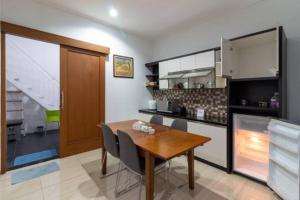 Kuchyň nebo kuchyňský kout v ubytování Spacious, White-villa Belgareti @Kiara Condong