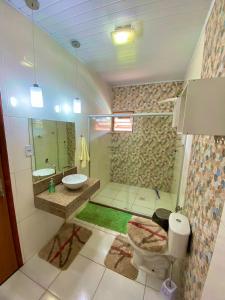 a bathroom with a sink and a toilet and a shower at Casa de Campo - Rancho Braga Aguiar in Ibicoara