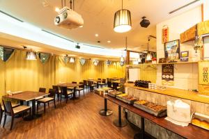 En restaurant eller et andet spisested på HOTEL MYSTAYS Nishi Shinjuku