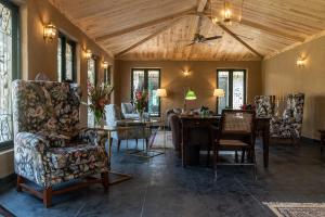 un soggiorno con tavolo e sedie di Aalia Jungle Retreat and Spa, Bandarjudh, Haridwar - Araiya Anthology a Dehradun