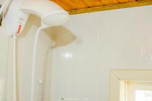 um secador de cabelo branco pendurado no tecto em Pousada Sítio Do Trevo em Urubici