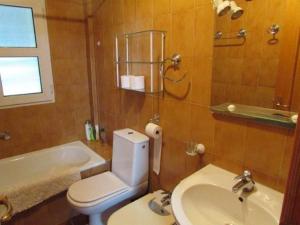 ein Badezimmer mit einem WC, einem Waschbecken und einer Badewanne in der Unterkunft ALCAZABA ZONA MEDIA in Sierra Nevada