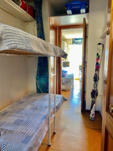 ein Schlafzimmer mit einem Etagenbett und ein Zimmer mit Snowboards in der Unterkunft ALCAZABA ZONA MEDIA in Sierra Nevada