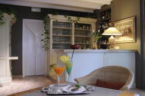 - une salle à manger avec une table et une boisson dans l'établissement Hotel Martinique, à Nieuport