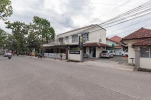 uma rua com um edifício na berma da estrada em Urbanview Hotel Pondok Kurnia Cijagra Bandung em Bandung
