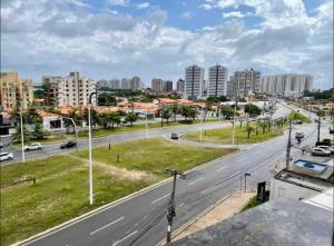 une rue vide dans une ville avec de grands bâtiments dans l'établissement Biarritz temporadalitoranea, à São Luís