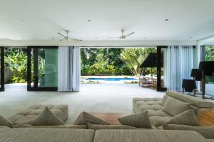 烏布的住宿－Villa K Ubud，带沙发和游泳池的客厅