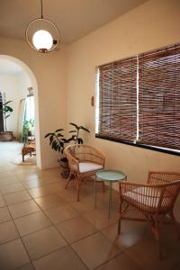 Habitación con sillas, mesa y ventana en 3B Wellness Hostel en Playa del Carmen