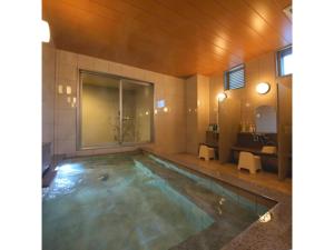 una piscina en una habitación con baño en HOTEL SUN OCEAN - Vacation STAY 84237, en Anan