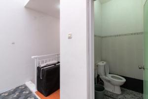 Koupelna v ubytování Spacious, White-villa Belgareti @Kiara Condong