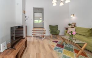 ツリクヴェニツァにあるStunning Home In Crikvenica With 2 Bedrooms And Wifiのリビングルーム(緑のソファ、ガラスのテーブル付)