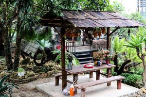 uma mesa de piquenique com um gazebo num jardim em Lang Homestay - Venuestay em Mộc Châu