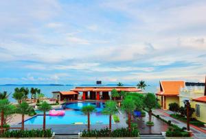 ein Resort mit einem großen Pool am Meer in der Unterkunft Try Palace Resort Sihanoukville in Sihanoukville